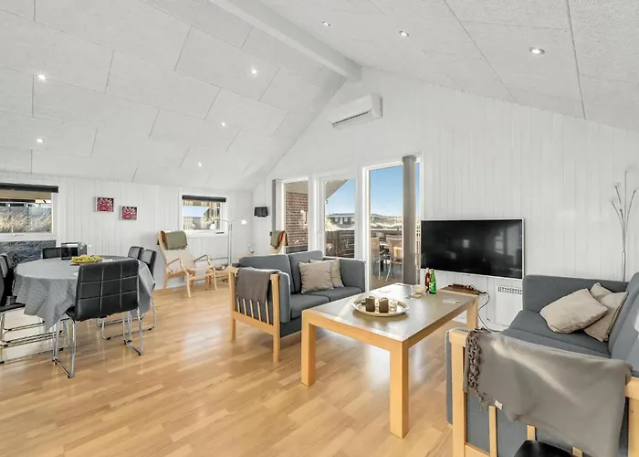 4 Bedroom Amazing In Hvide Sande Bjerregård